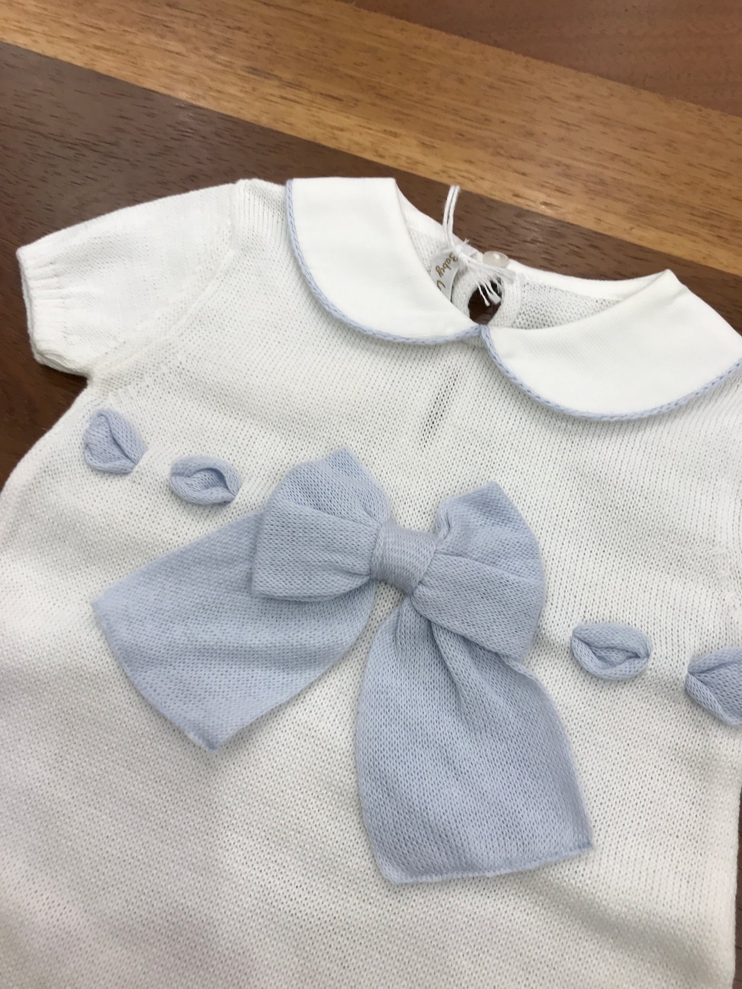 Pagliaccetto Baby Lord in filo mezza manica con collo tondo bianco con fiocco celeste sul davanti
