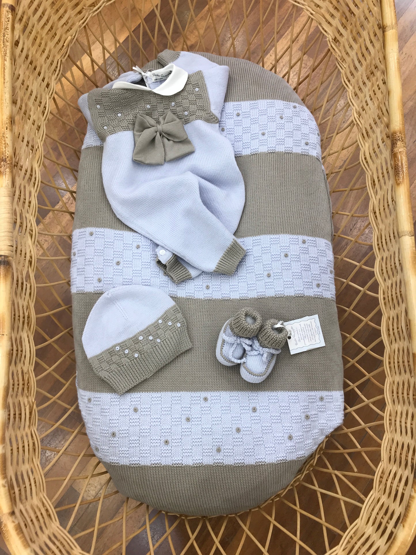 Coordinato nascita Piccola Giuggiola  in lana coperta bicolore tortora e celeste con tutina in lana celeste e tortora con fiocco con cappellino e babbucce