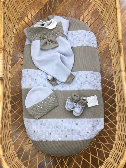 Coordinato nascita Piccola Giuggiola  in lana coperta bicolore tortora e celeste con tutina in lana celeste e tortora con fiocco con cappellino e babbucce