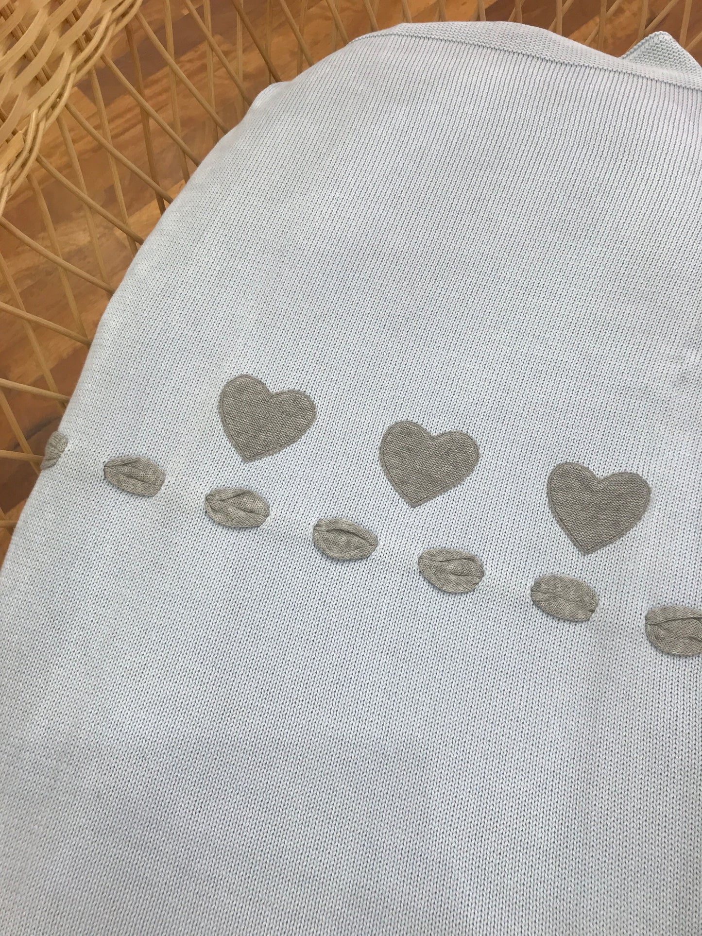 Coperta Baby Lord in filo celeste con passanastro e cuoricini grigi