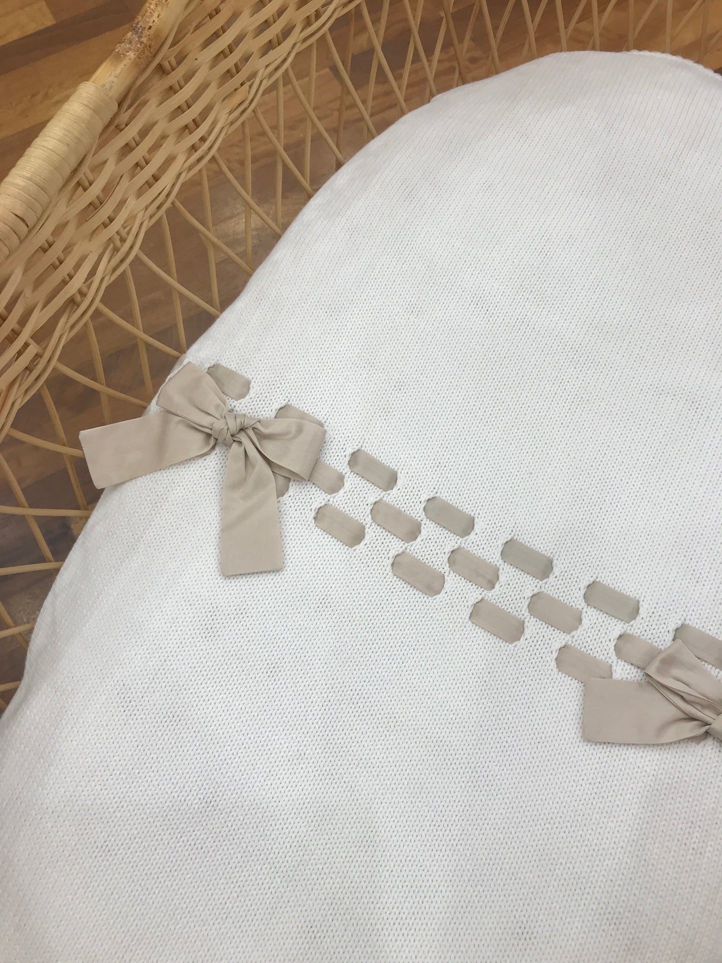 Coperta Colibrì in filo bianco con passanastro beige con fiocchetti
