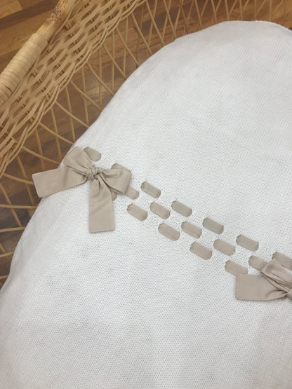 Coperta Colibrì in filo bianco con passanastro beige con fiocchetti