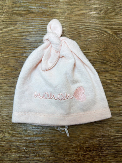 Cappello Nanan in caldo cotone rosa con nodino sul capo e logo con cuoricino in rosa ricamato sul davanti