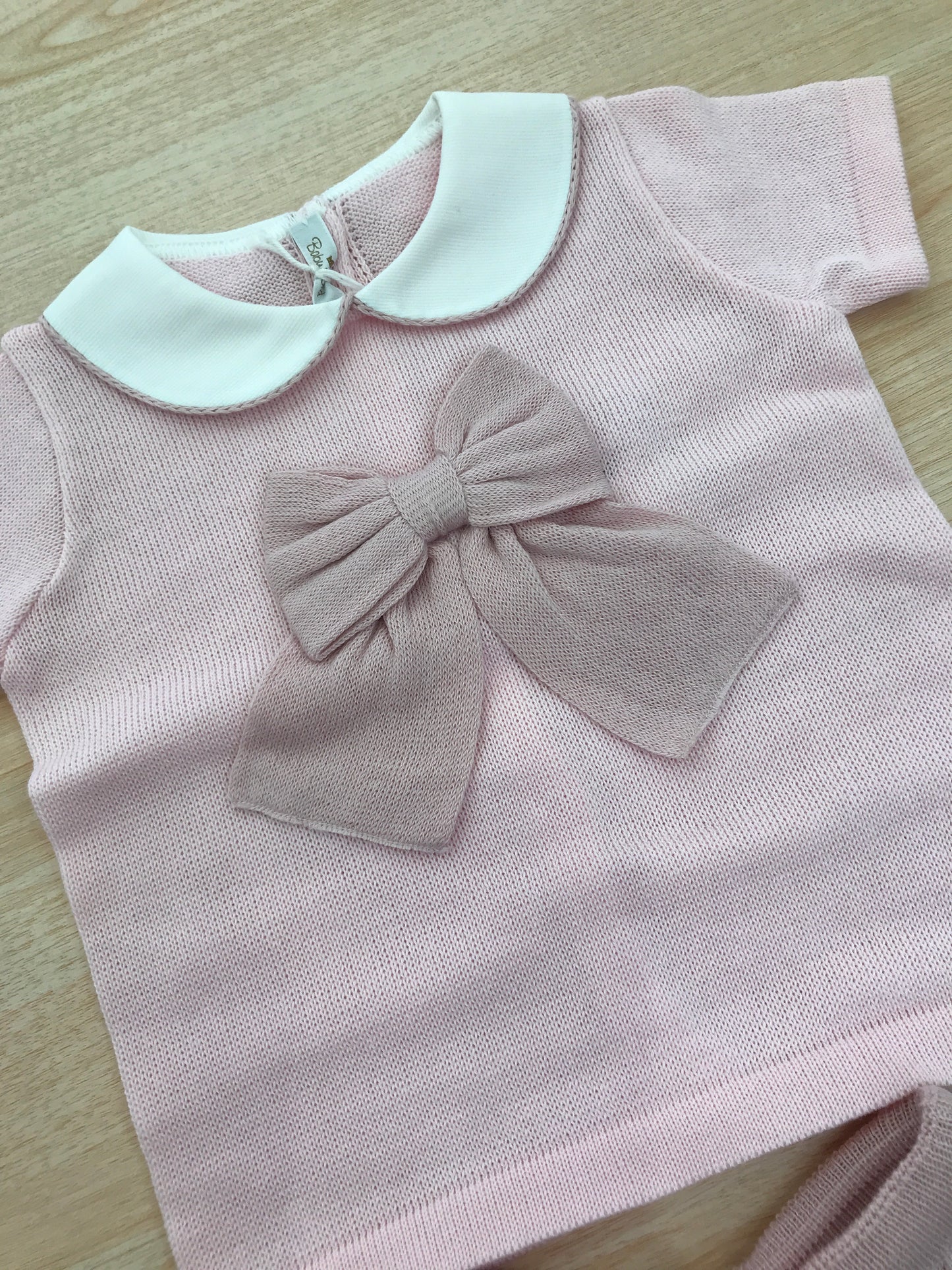 Completo Baby Lord in filo due pezzi mezza manica rosa con fiocco rosa antico e gonna plissettata rosa antico