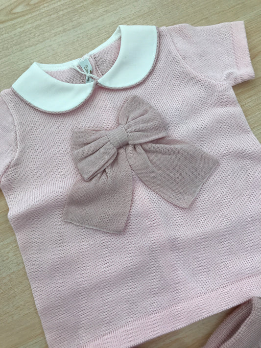 Completo Baby Lord in filo due pezzi mezza manica rosa con fiocco rosa antico e gonna plissettata rosa antico