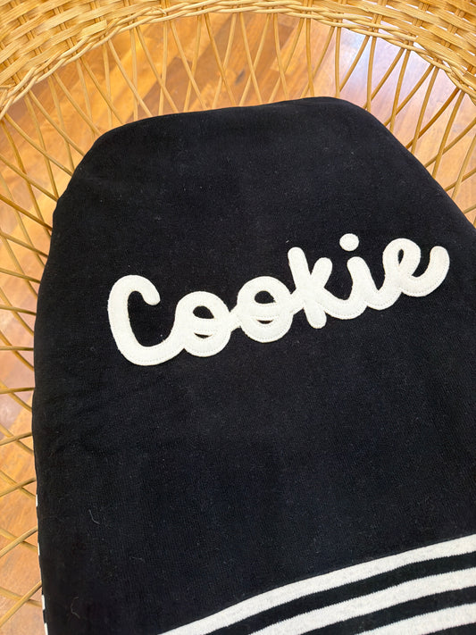 Coperta Nanan in caldo cotone a righe bianche e nere con scritta centrale "Cookie"