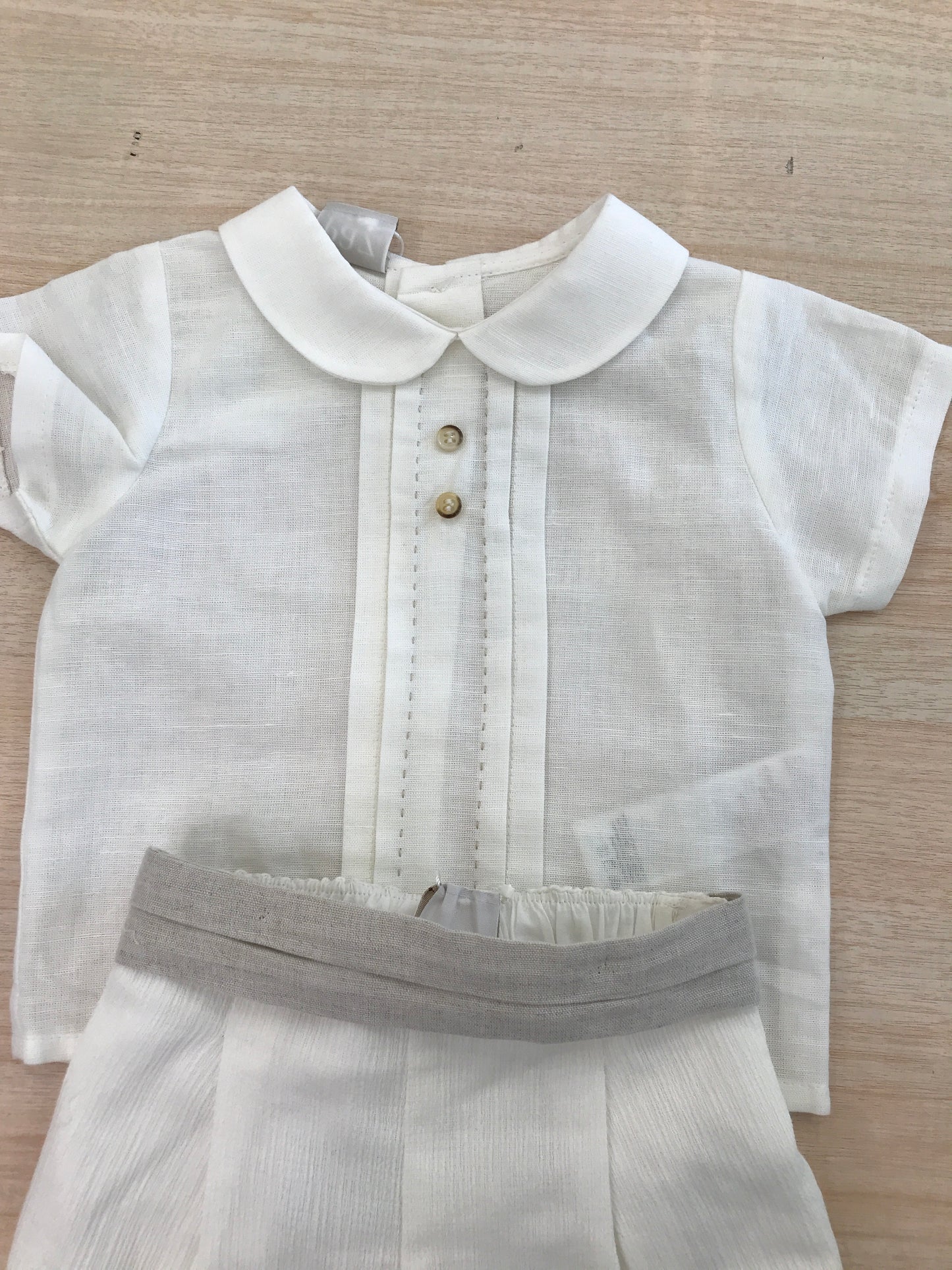Completo Paz Rodriguez camicia mezza manica con pieghe con pantalone corto con fascia tortora