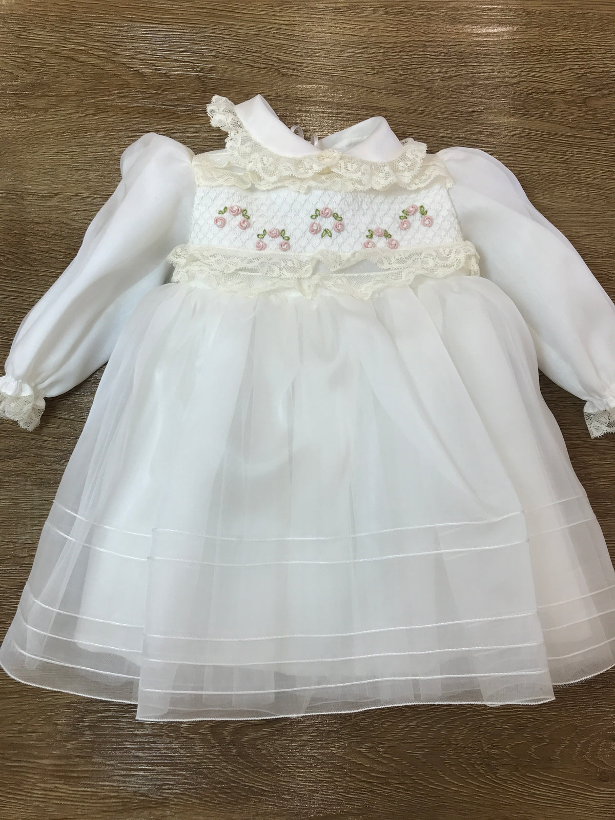 Abito Piccola Giuggiola in organza in seta manica lunga con polsini con valancienne gonna con pieghe in basso corpetto finemente lavorato con piccole roselline e arricchito da valancienne