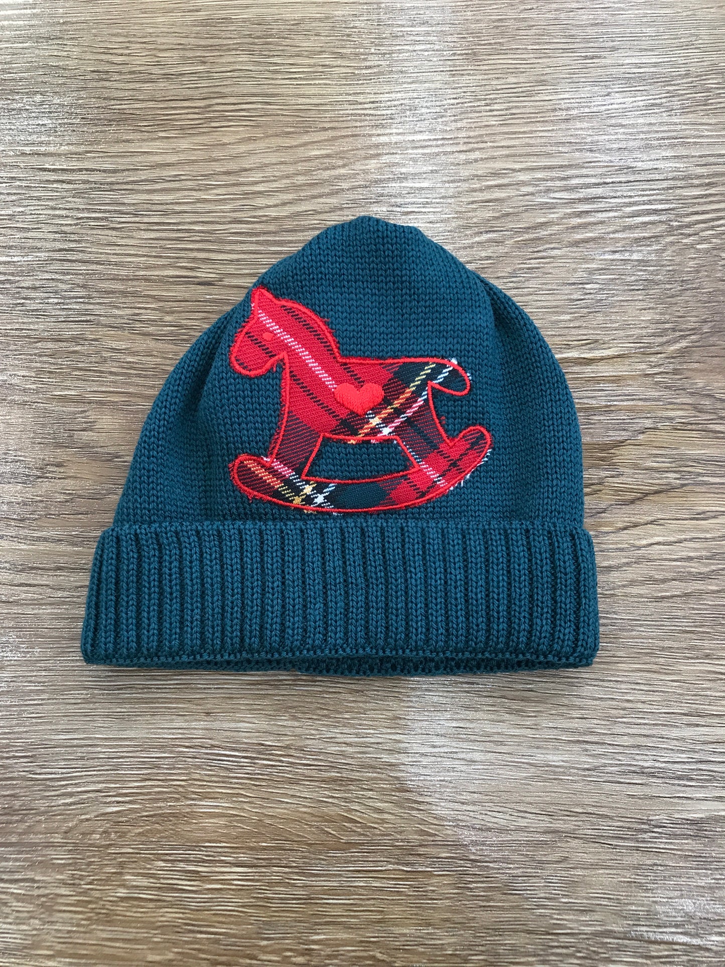 Cappello Baby Lord in lana verde con cavallo a dondolo scozzese