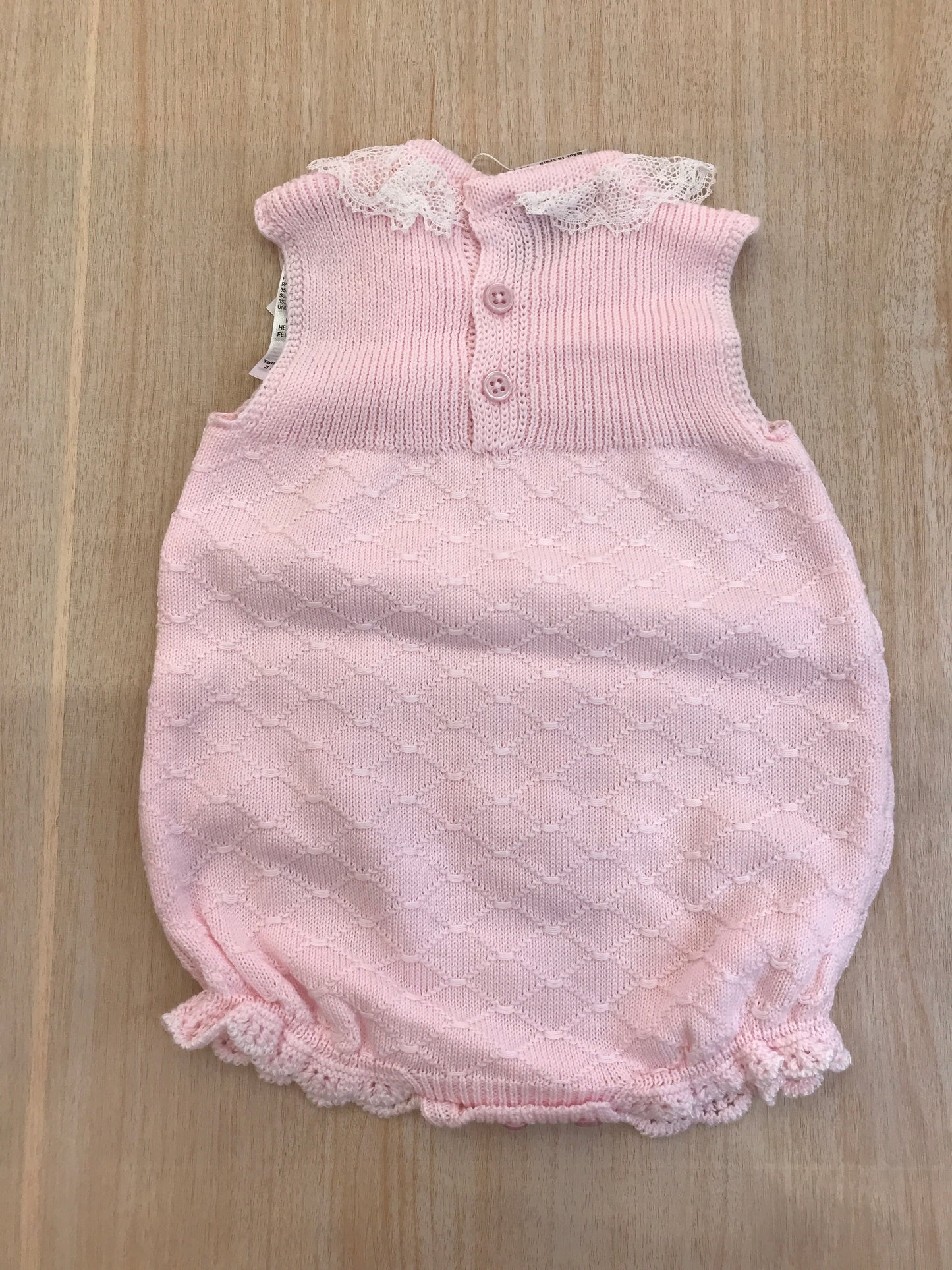Pagliaccetto Paz Rodriguez in filo rosa smanicato con lavorazione a maglia e collo con rusche