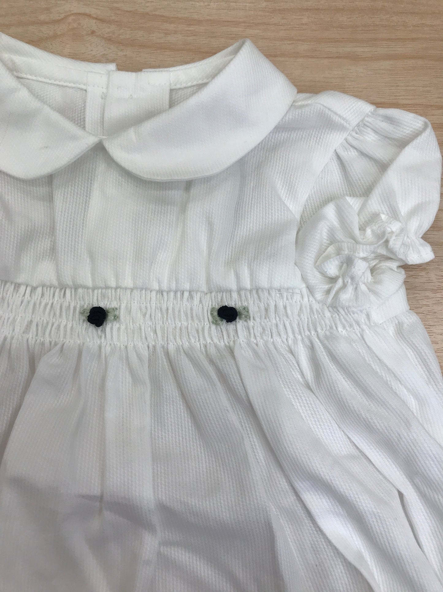 Completo Pepecè in cotone mezza manica collo tondo con lavorazione sul petto con roselline blu scuro e culotte abbinata