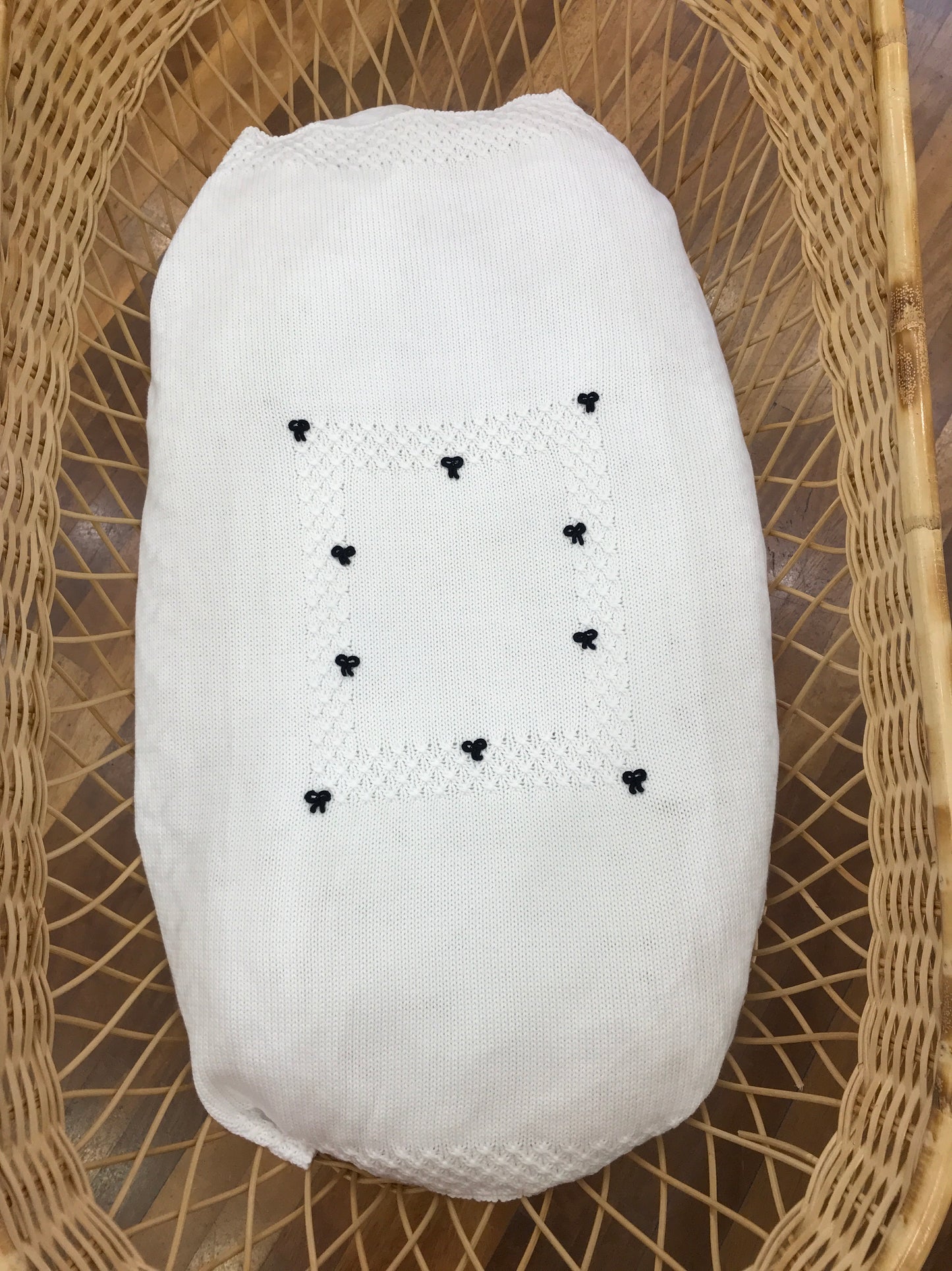Coperta Colibrì in filo bianca con riquadro lavorato da piccoli fiocchetti blu scuro