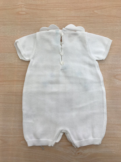 Pagliaccetto Bebè di Almy in filo di cotone mezza manica gamba corta traforato collo smerlato e con fiocchi celeste polvere ricamati a mano sul davanti