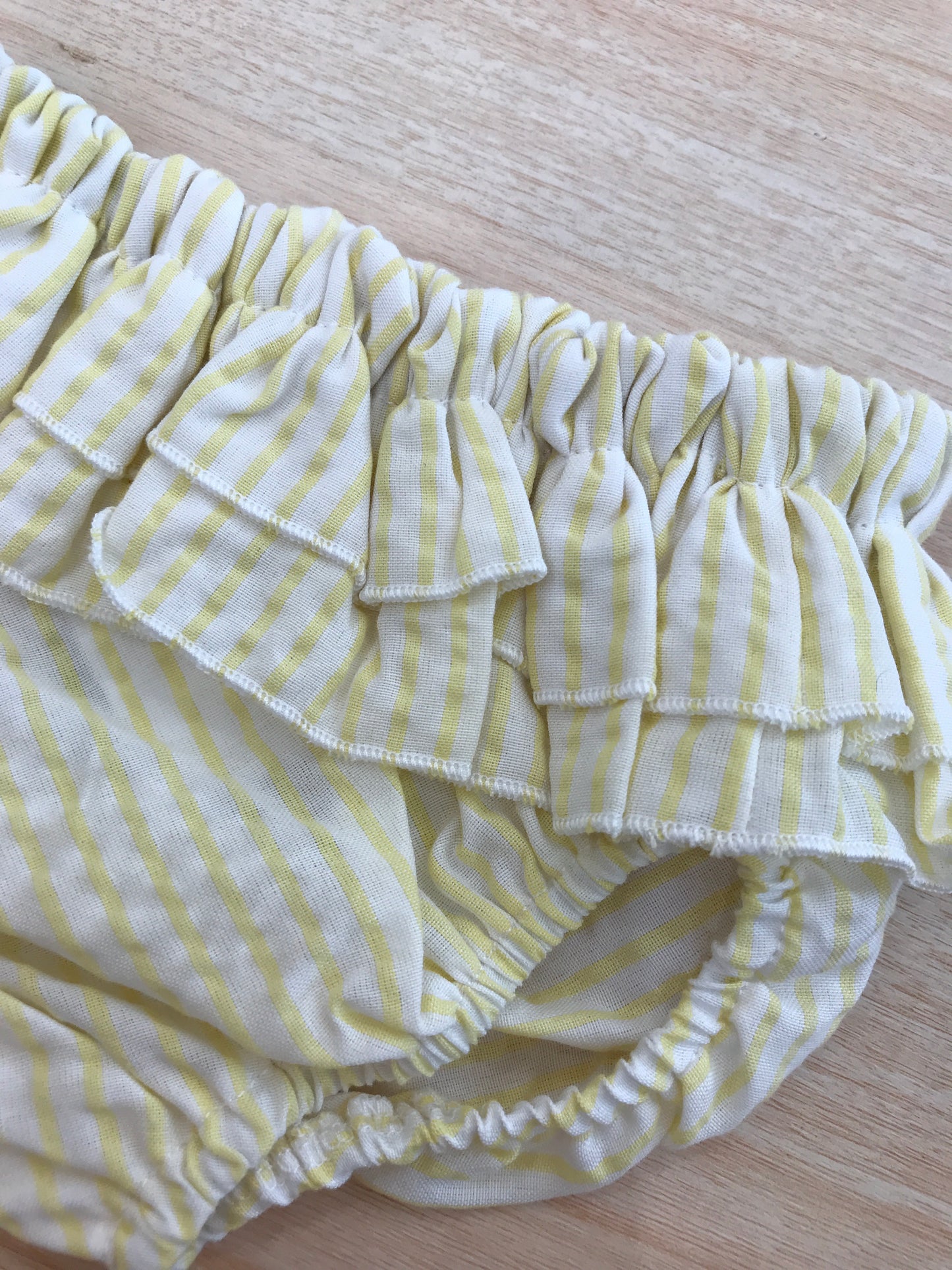 Costume Coccodè in cotone giallo con doppia ruche a righe bianche e gialle