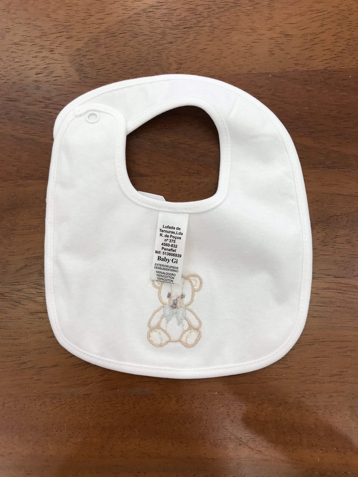 Bavetta Baby Gi in cotone bianco con orsetto ricamato sul davanti con fiocco grigio