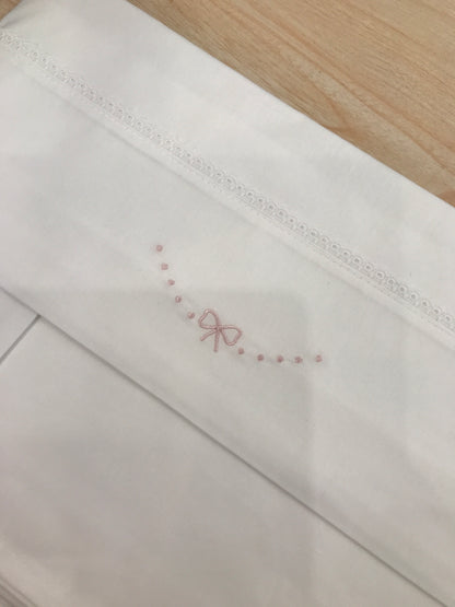 Lenzuola Baby Gi in cotone completo sotto con elastico sopra e federa rifinito con pois e fiocchetto rosa