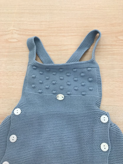 Salopette Martin Aranda avio con bottoncini con pois in rilievo sul petto con bretelle ad incrocio sul retro