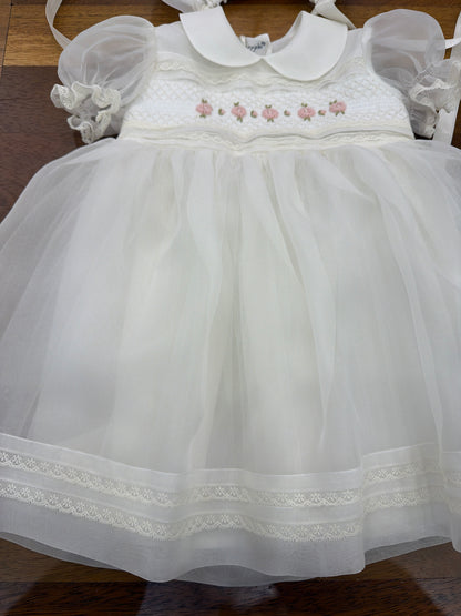 Abito Piccola Giuggiola in organza in seta panna manica corta a sbuffo corpetto lavorato in pizzo con fiori ricamati a mano sul gonnellone pizzo ricamato stessa lavorazione sulla cuffietta