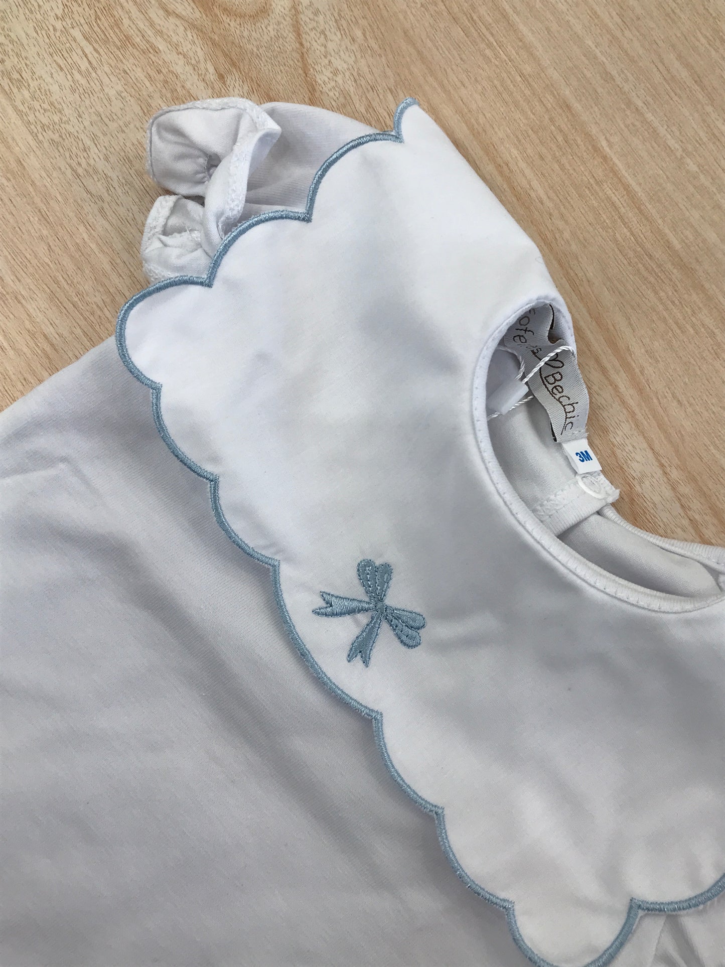 T-Shirt Fofettes in cotone mezza manica a sbuffo con collo rifinito in celeste smerlato con fiocchetto centrale celeste