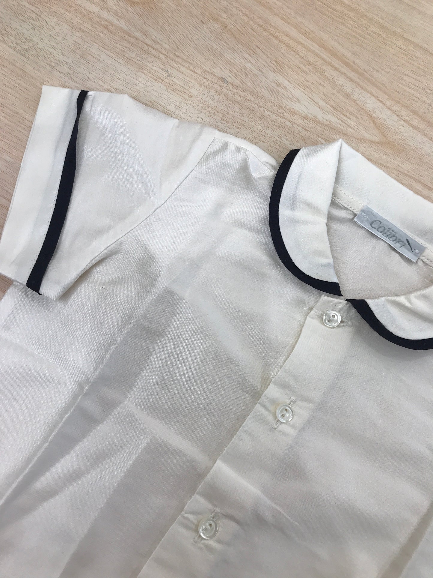 Camicia Colibrì in saten avorio mezza manica con rifiniture blu scuro con colletto tondo