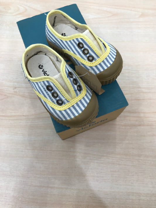 Scarpe Victoria in tela a righe bianche e celesti con rifiniture gialle con gomma marrone