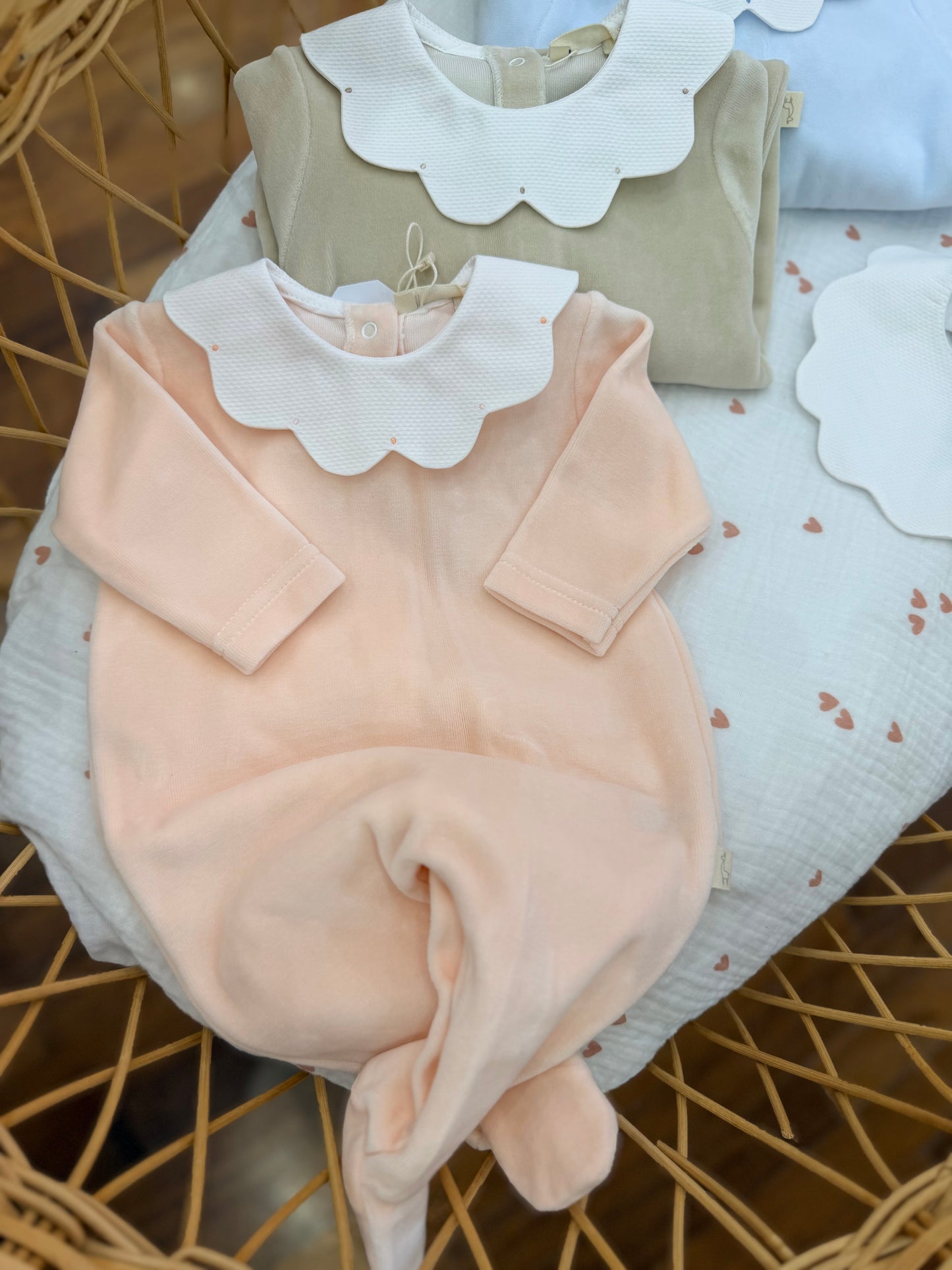 Coordinato nascita Baby Gi tutine in ciniglia con collo smerlato con bavetta e mussola