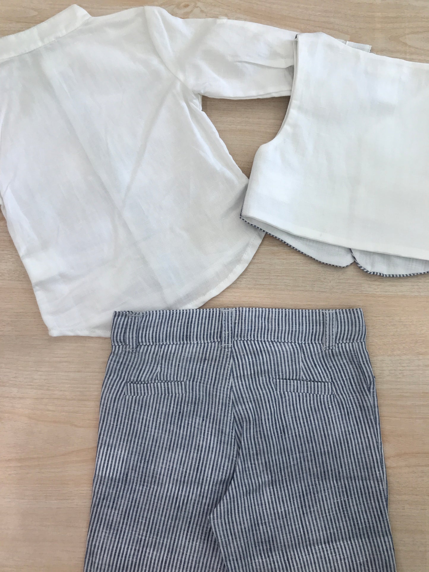 Completo Coccodè in cotone bermuda all'inglese camicia manica lunga con panciotto a righe bianco e blu