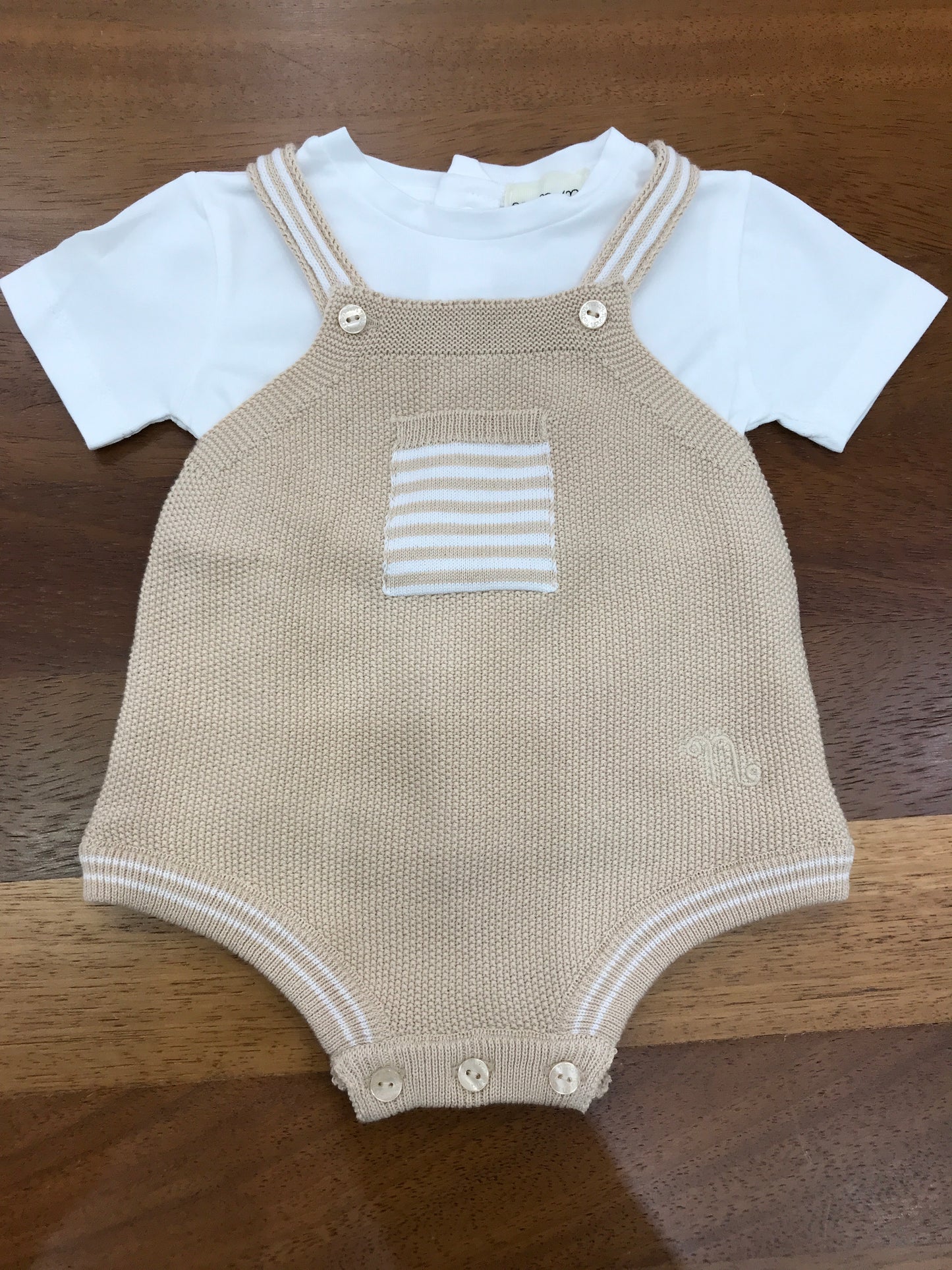 Pagliaccetto Nanan in filo beige con dettagli bianchi con maglietta in cotone mezza manica