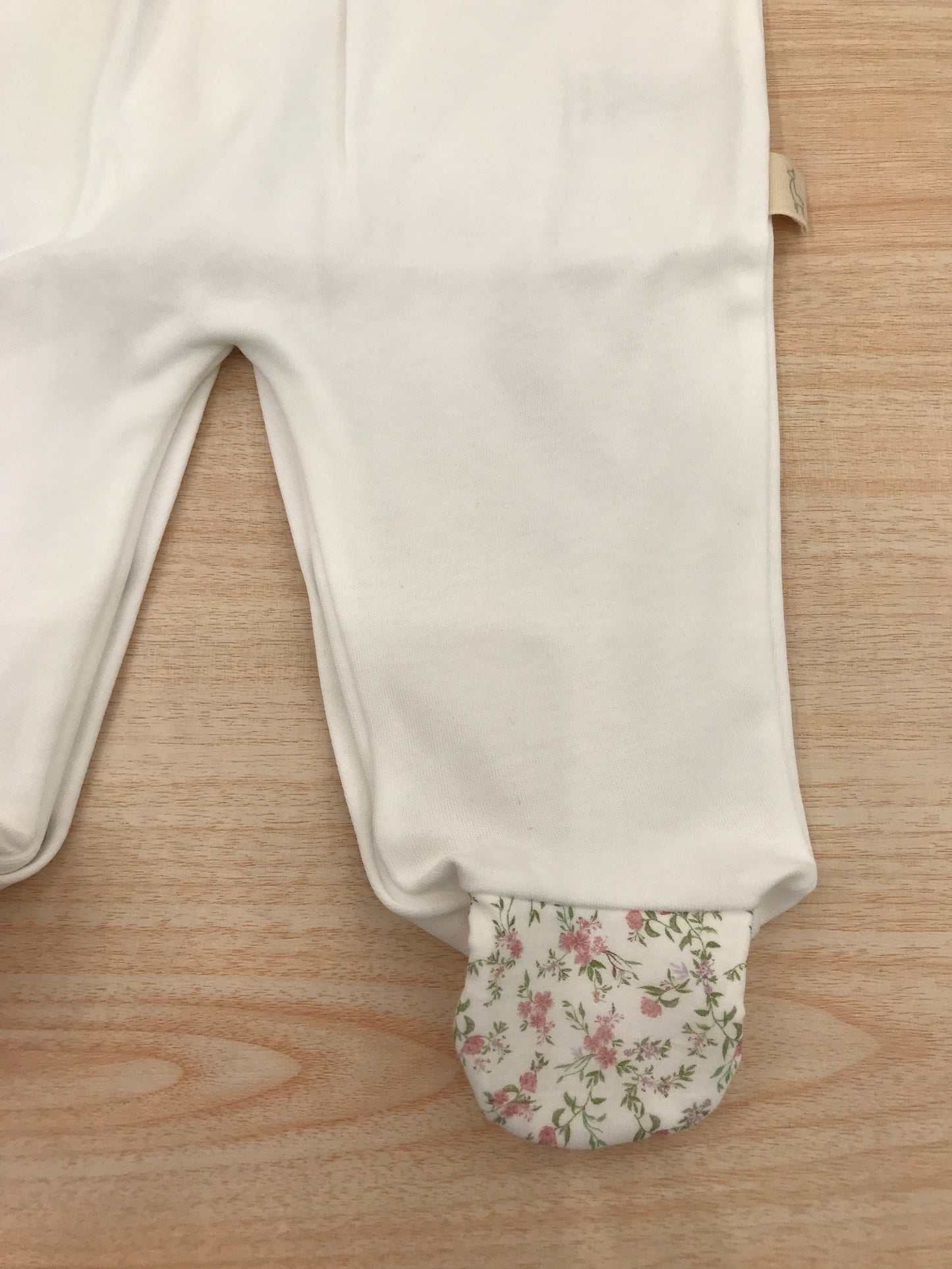 Tutina Baby Gi in cotone manica lunga gamba lunga con piedini rifiniti con fiorellini doppia rusche al collo a quadretti bianchi e verdi e con fiori