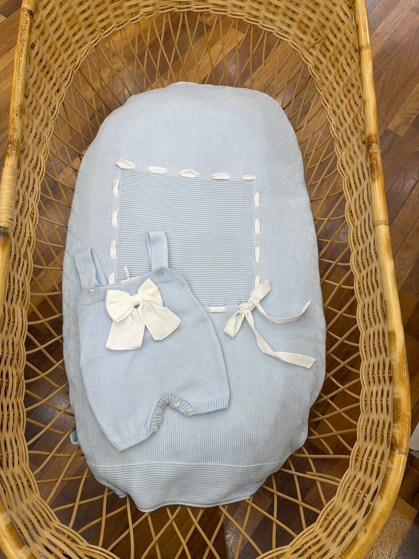 Coordinato nascita Baby Lord in filo celeste con passanastro bianco con fiocchi su coperta e su salopette