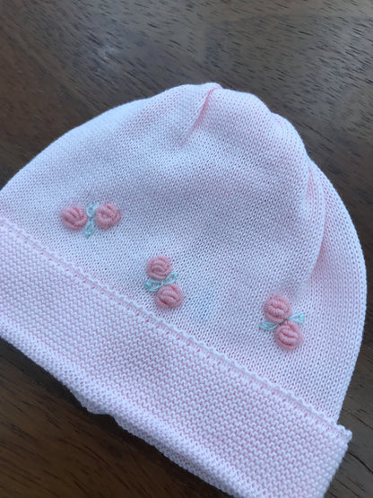 Cappello Baby Lord in filo rosa con risvolto con rose corallo ricamate sul davanti