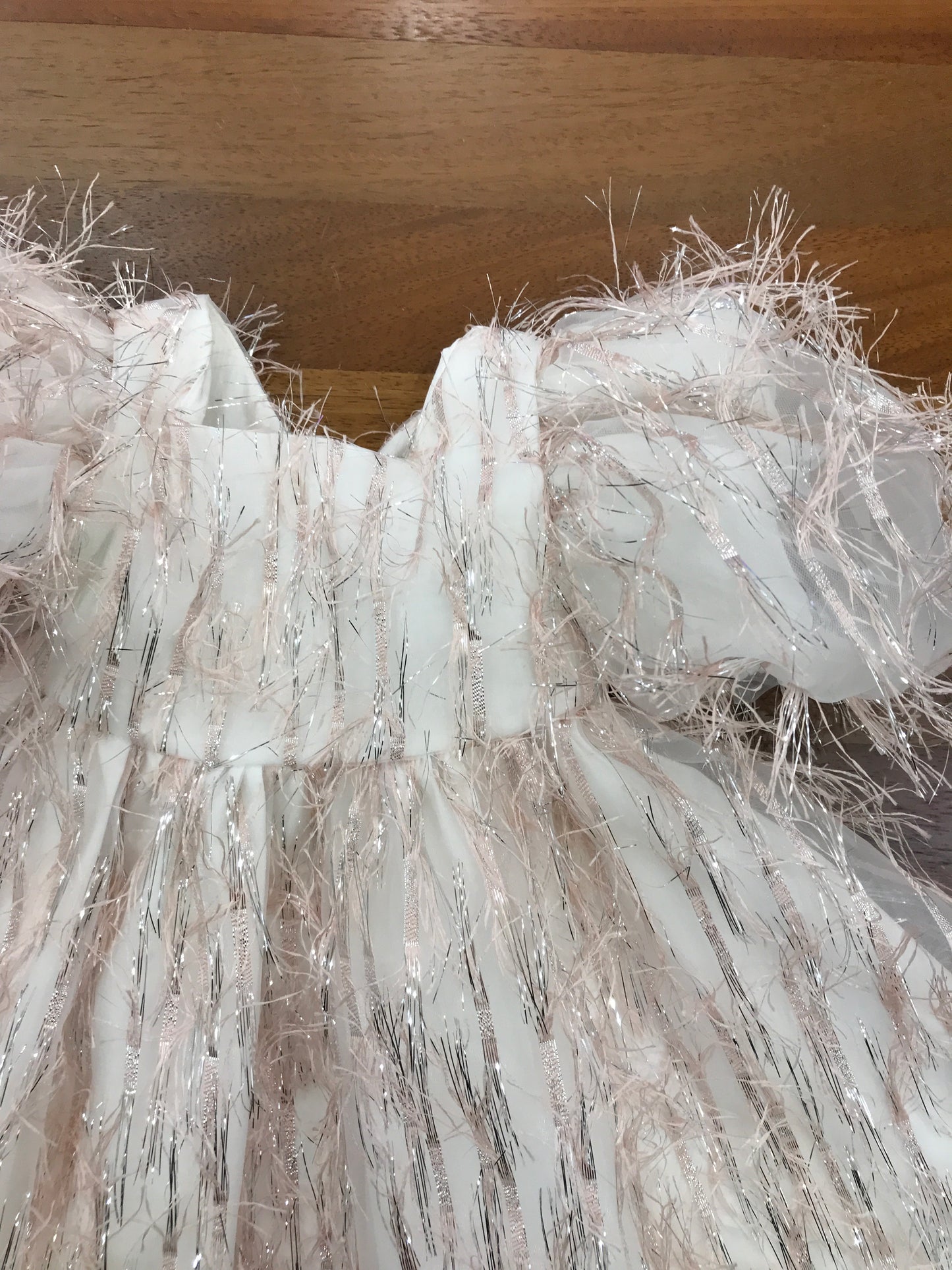 Abito a'lapage con maniche a sbuffo gonna ampia ricoperto di piume e strass in organza di bamboo