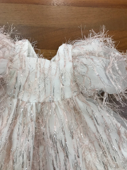 Abito a'lapage con maniche a sbuffo gonna ampia ricoperto di piume e strass in organza di bamboo