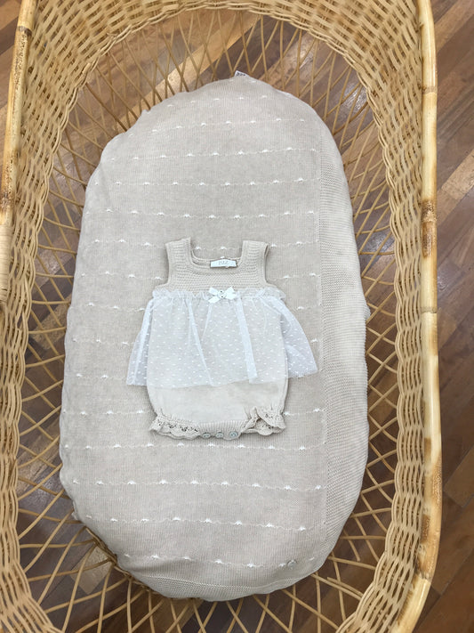 Coordinato nascita Paz Rodriguez in filo coperta con pois bianchi pagliaccetto con lavorazione in maglia e velo con pois sul davanti