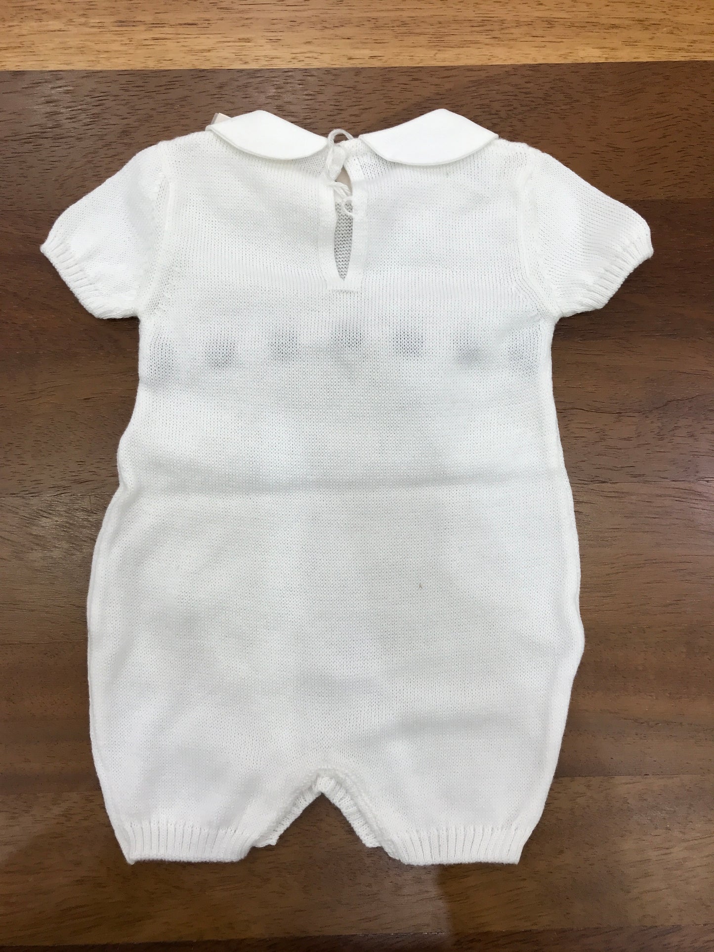 Pagliaccetto Baby Lord in filo bianco mezza manica con fiocco e passanastro blu con collo tondo bianco con pois blu