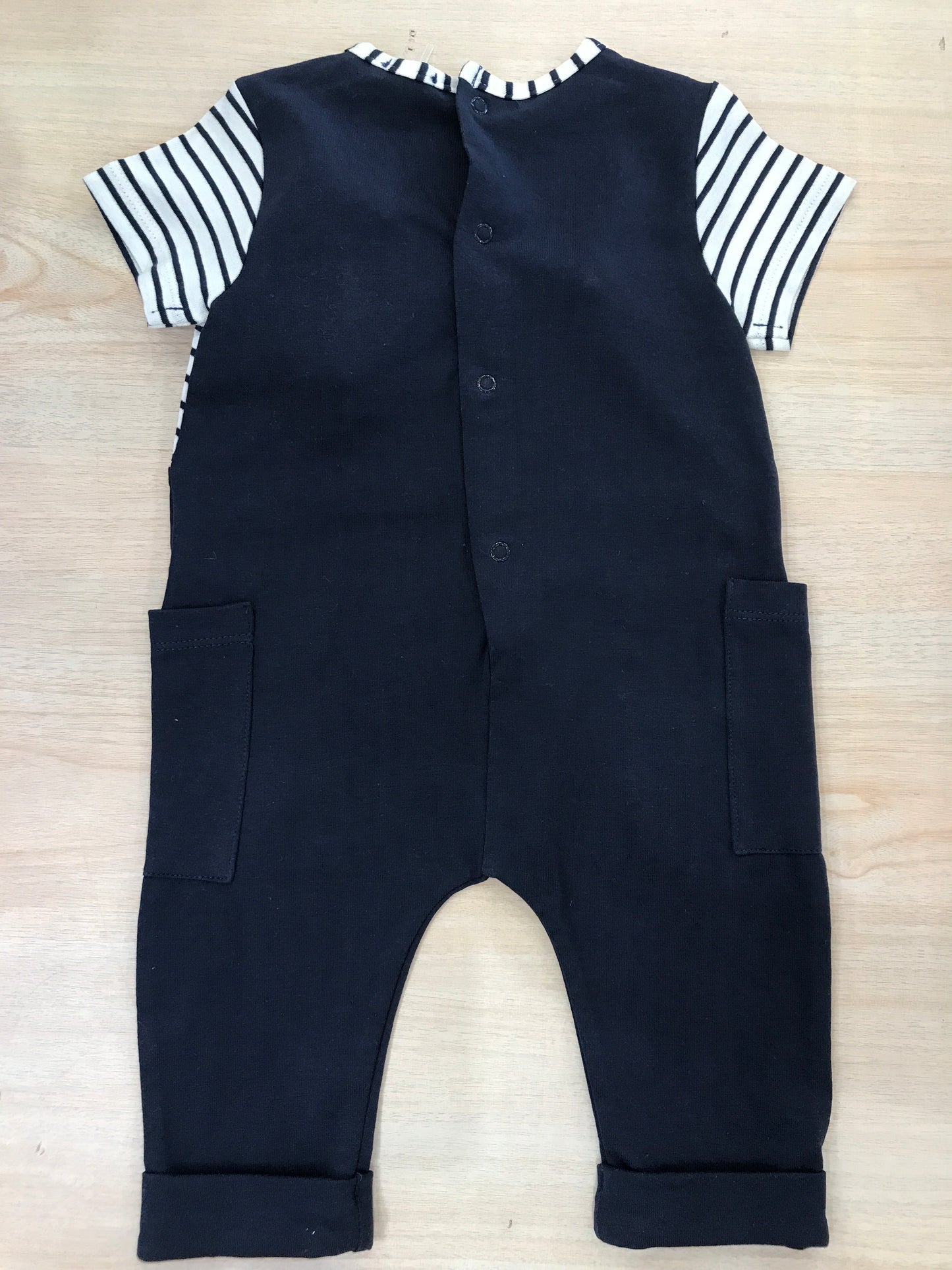 Pagliaccetto Nanan in cotone salopette blu con bretelle e t-shirt a righe bianche e blu