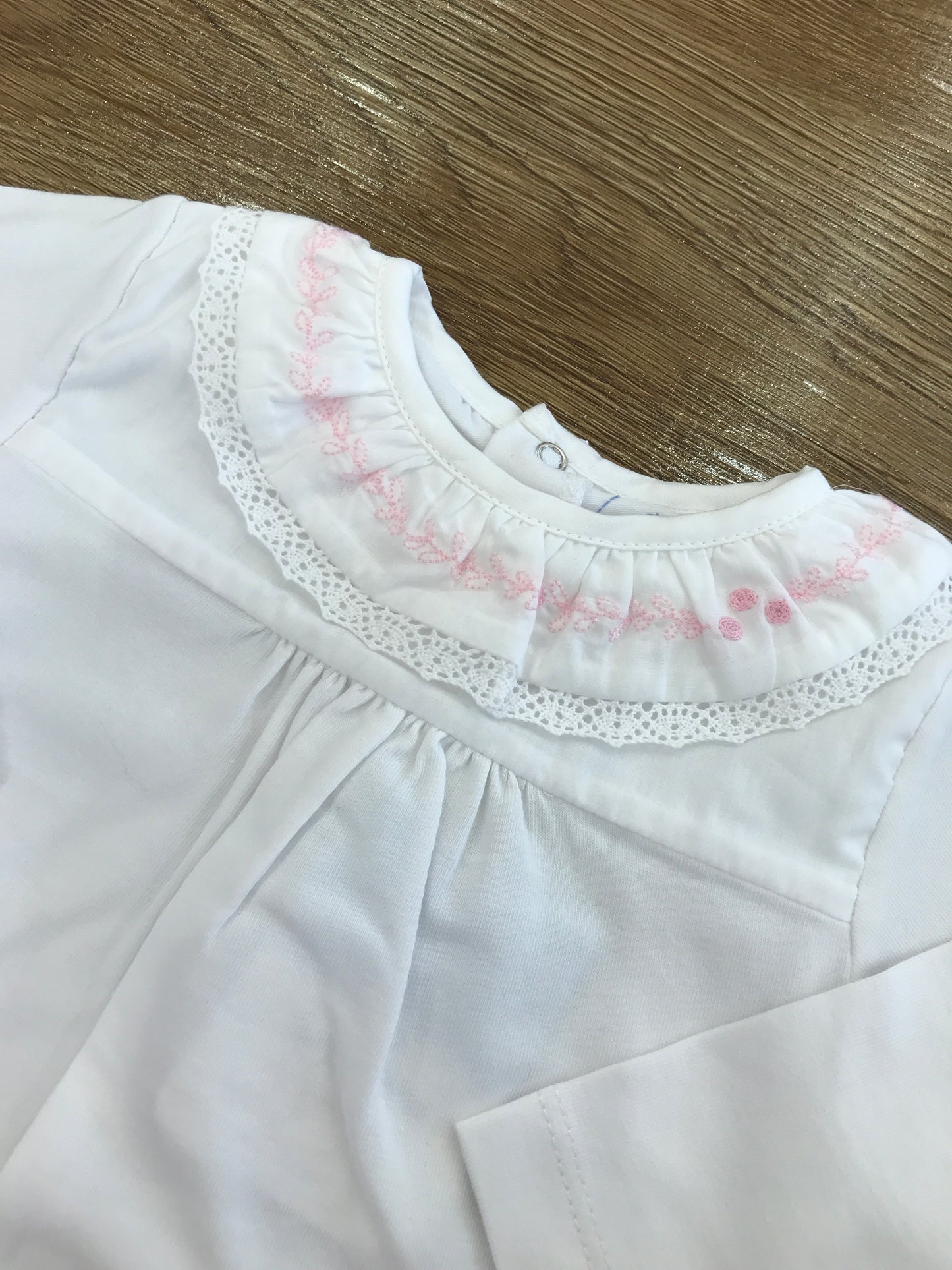 Tutina Laranjinha in cotone intera bianca con collo con rusche ricamata