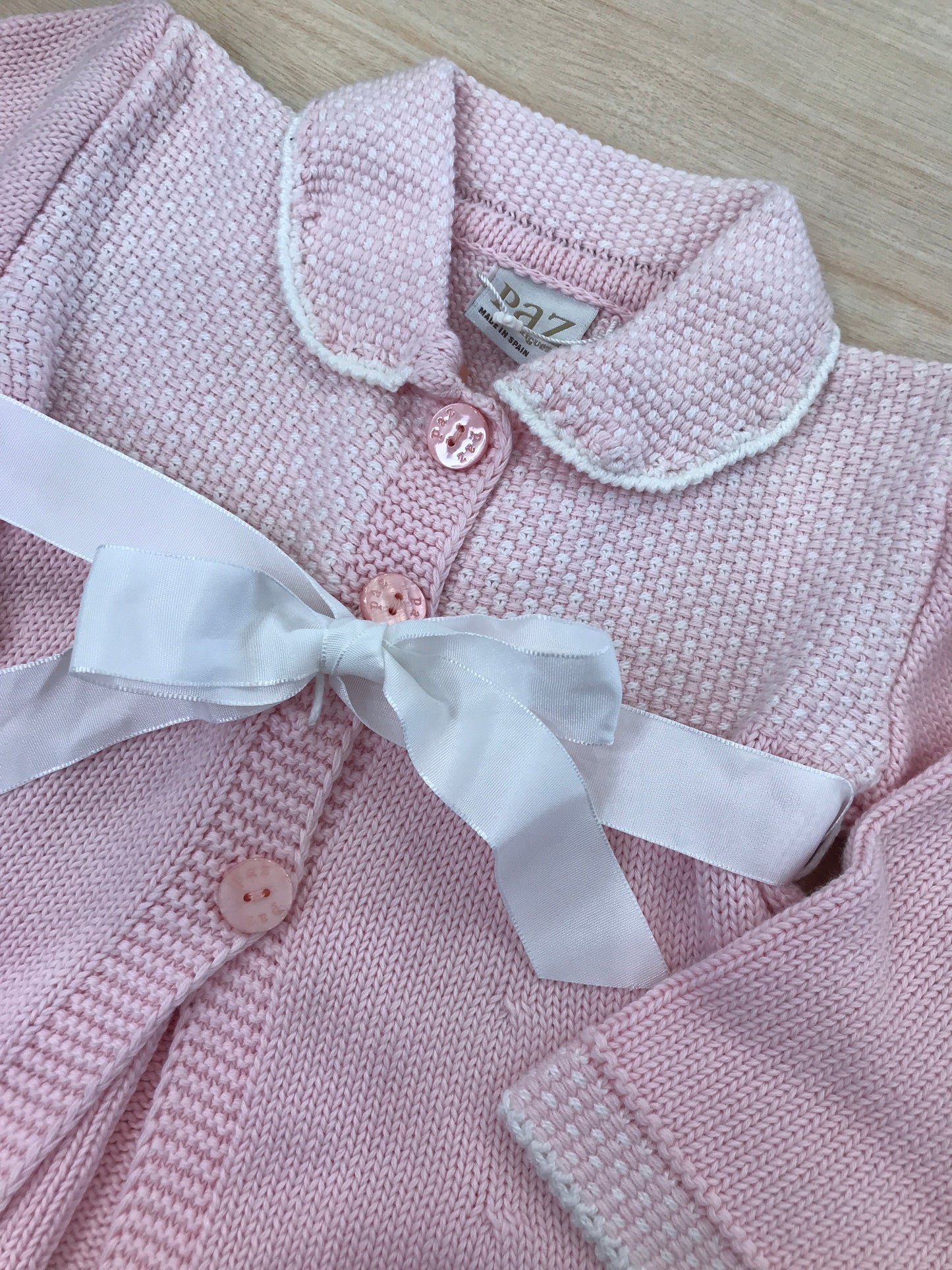 Cappotto Paz Rodriguez in filo rosa con bottoncini e nastro bianco in vita