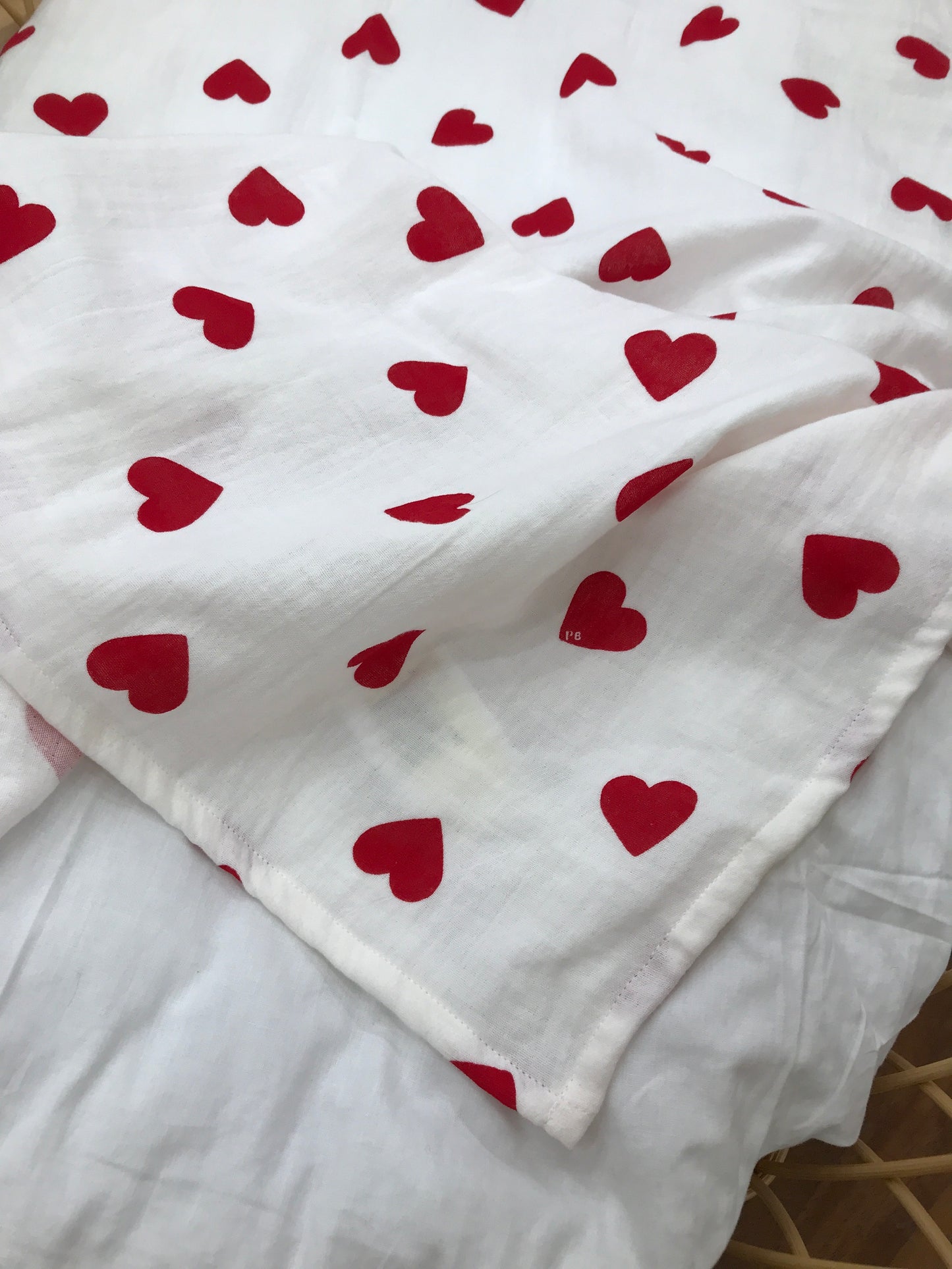 Mussola Petit Bateau in garza bianca con cuoricini rossi sparsi