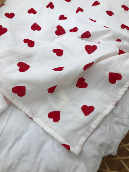 Mussola Petit Bateau in garza bianca con cuoricini rossi sparsi