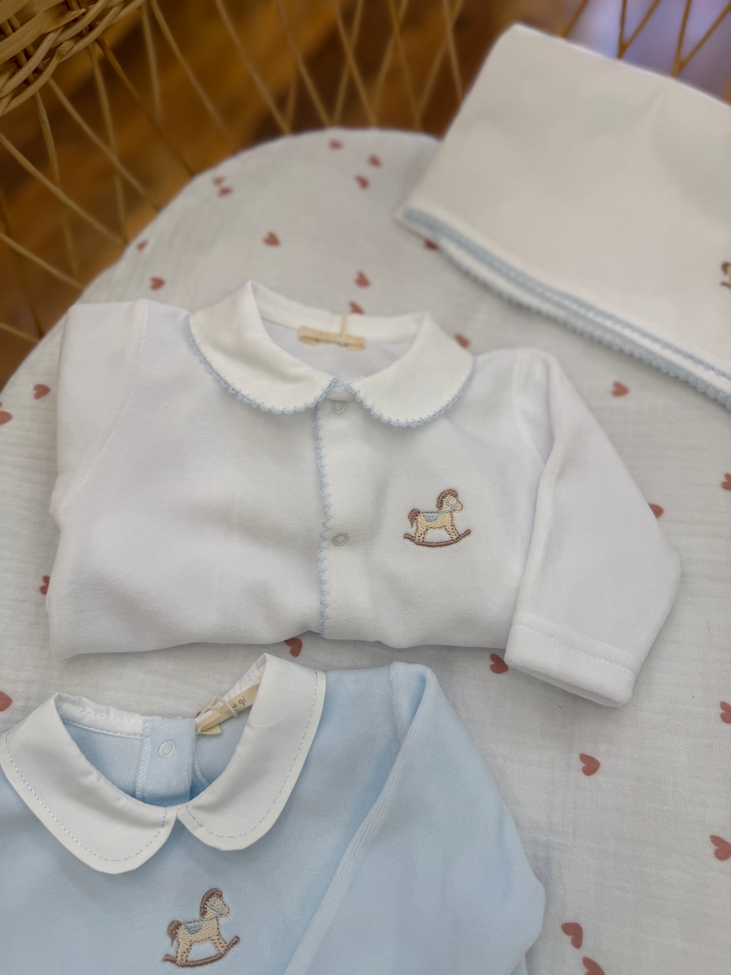 Coordinato nascita Baby Gi in ciniglia con ricami celesti e cavallo a dondolo