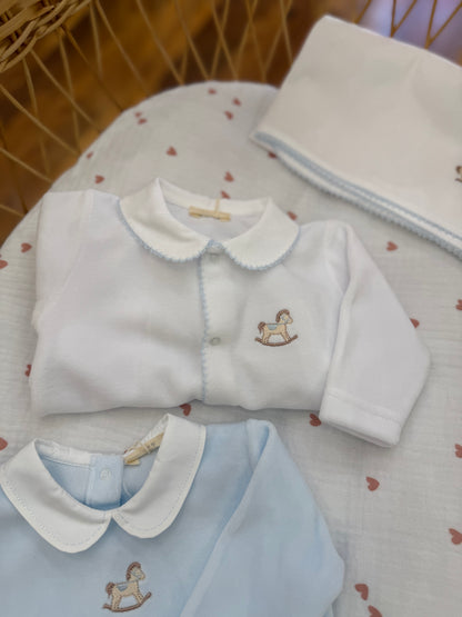 Coordinato nascita Baby Gi in ciniglia con ricami celesti e cavallo a dondolo