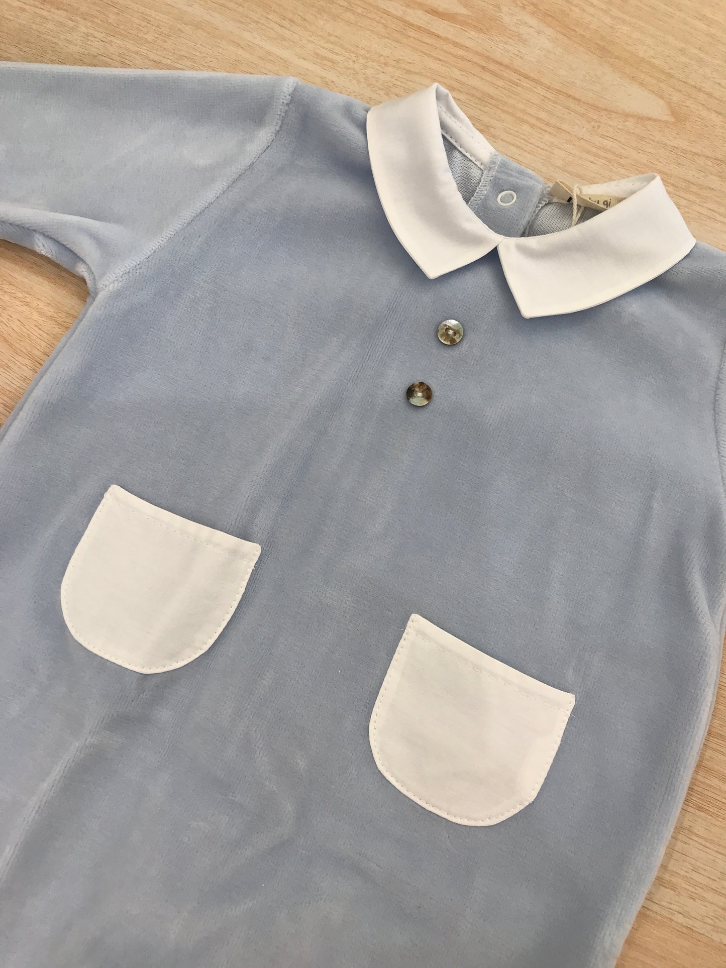 Tutina Baby Gi in ciniglia celeste polvere intera con tasche bianche sul davanti e colletto bianco