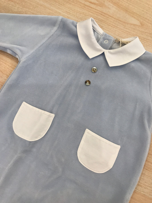 Tutina Baby Gi in ciniglia celeste polvere intera con tasche bianche sul davanti e colletto bianco