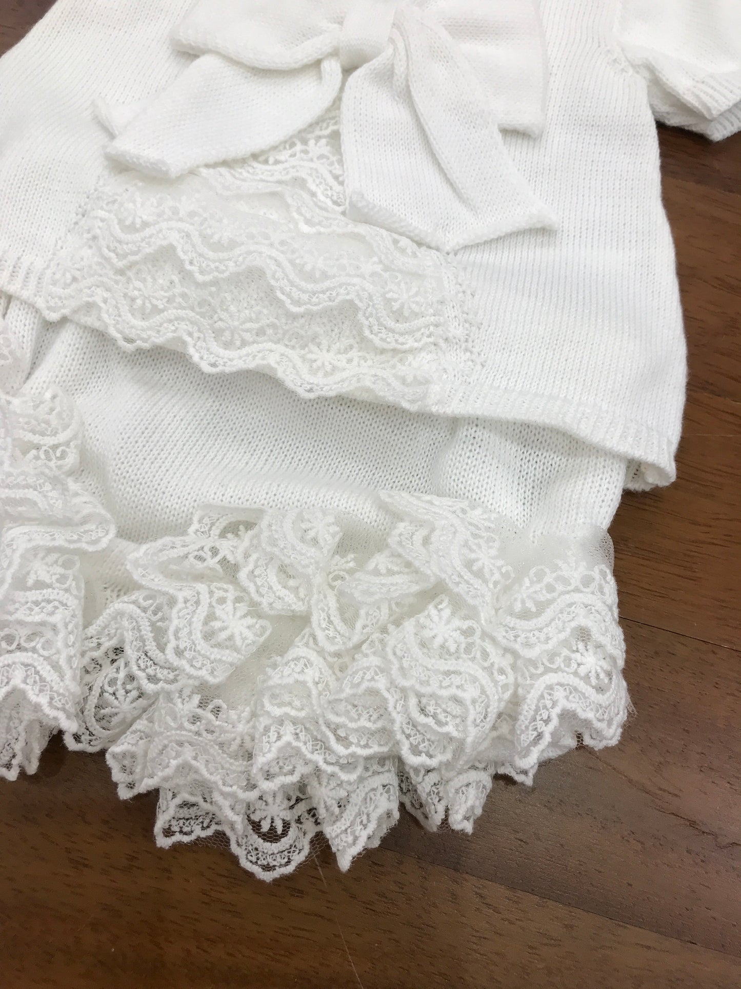 Completo Bebè di Almy in filo mezza manica con fiocco e pizzo sul davanti con culotte abbinata e pizzo
