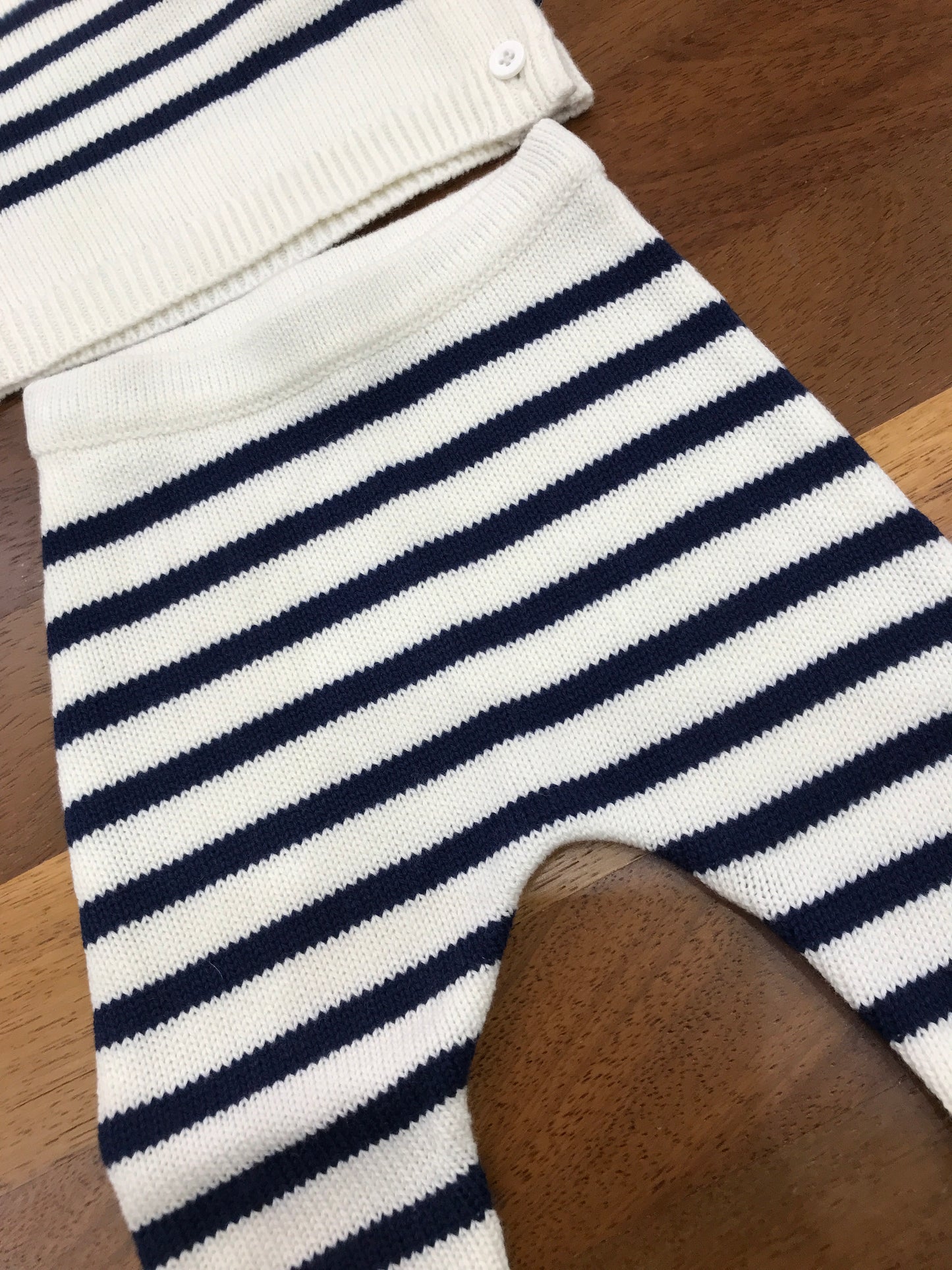 Completino Petit Bateau in lana panna a righe blu scuro con bottoncini laterali
