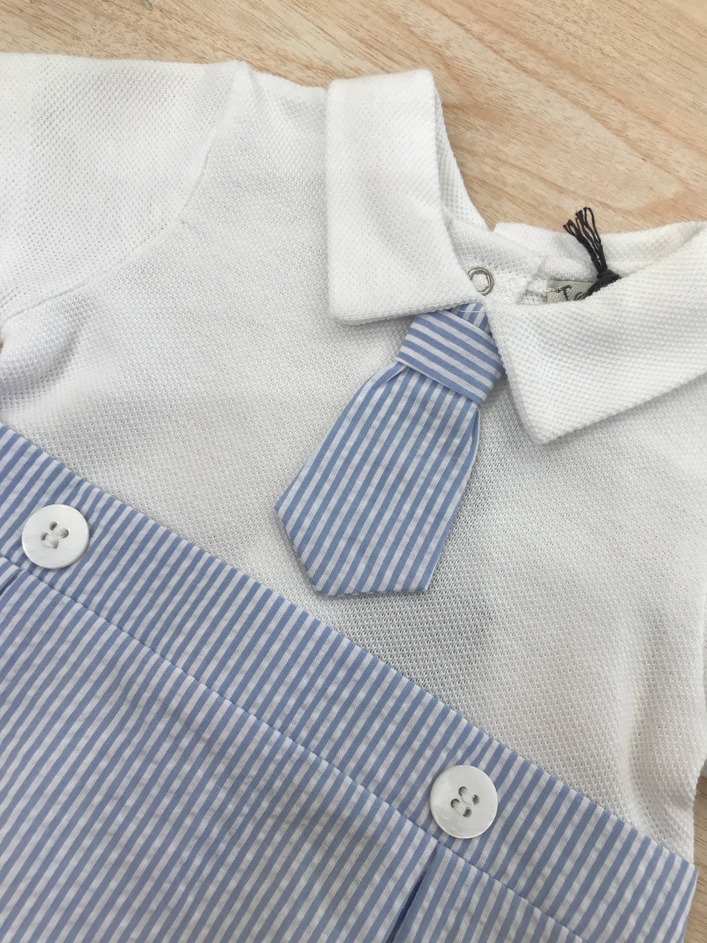 Pagliaccetto Jo Milano in cotone effetto camicia con cravatta a righe bianche e celesti
