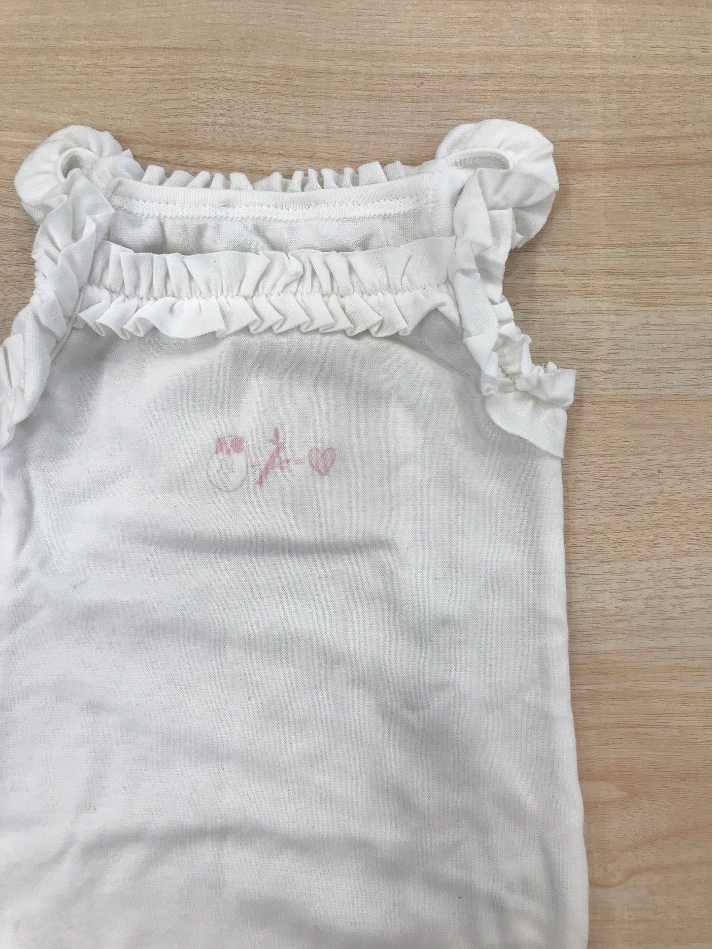 Body Coccodè bianco in cotone a spallina con rusche con disegno applicato sul davanti