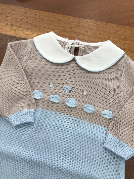 Tutina Baby Lord in filo manica lunga bicolore celeste e tortora con collo tondo bianco con passanastro e fiocco ricamato a mano