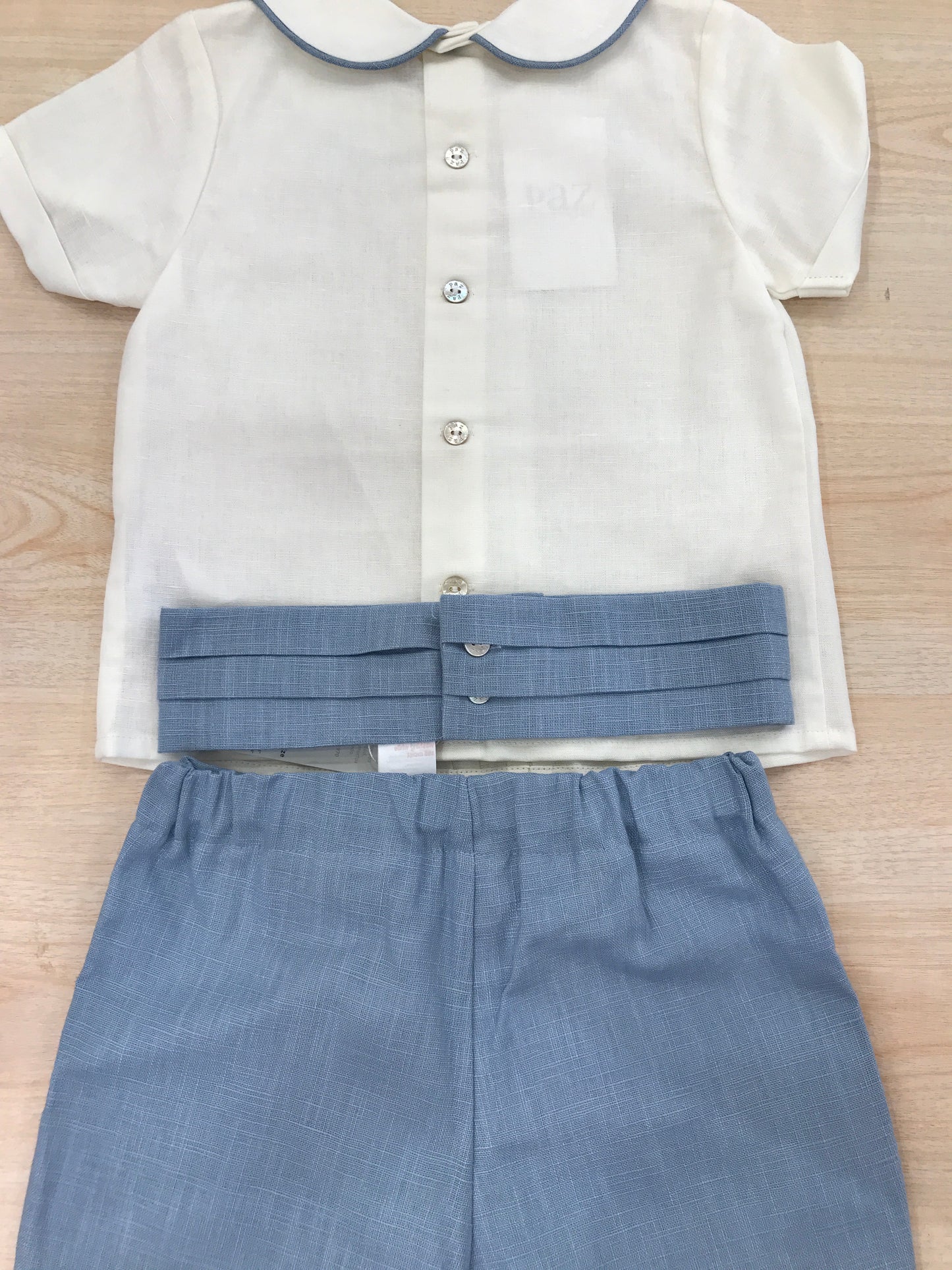 Completo Paz Rodriguez in lino camicia mezza manica con collo dal profilo blu con bermuda e fascia con pieghe